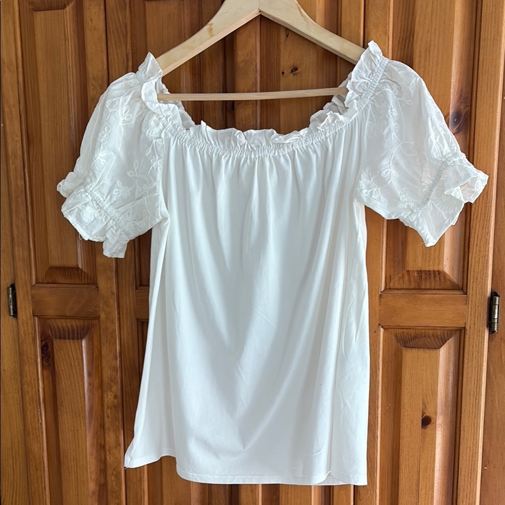 Anthropologie Soft White Ruffled Women's Top floral embroidered sleeves